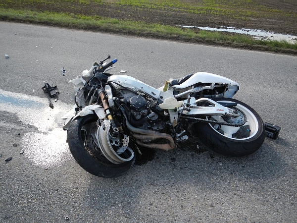 Motocyklista a tři z chodců museli být lékařsky ošetřeni (ilustrační foto). Motocyklista a tři z chodců museli být lékařsky ošetřeni (ilustrační foto).
