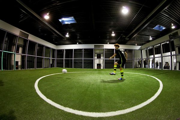 Fotbalisté Dortmundu jsou z tréninku s robotem nadšení.
