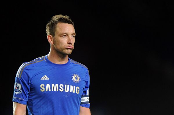 Obránce Chelsea John Terry dostal za rasistické urážky protihráče čtyřzápasový trest. Obránce Chelsea John Terry dostal za rasistické urážky protihráče čtyřzápasový trest.