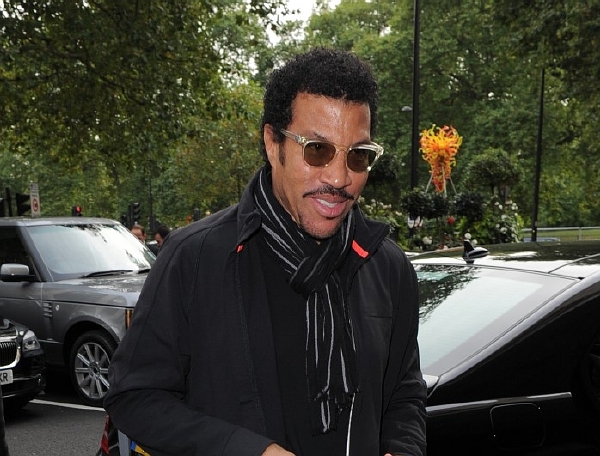 Lionel Richie poslechl rady lékařů, aby svůj hlas šetřil po prodělané nemoci, a odložil některé koncerty svého turné. Lionel Richie poslechl rady lékařů, aby svůj hlas šetřil po prodělané nemoci, a odložil některé koncerty svého turné.