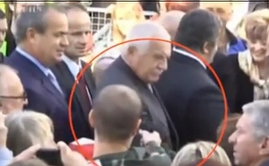 Na záběru z videa je v maskáčové bundě oblečený útočník Pavel Ondrouš, jak míří z bezprostřední blízkosti kuličkovou pistolí na pravou paži prezidenta Václava Klause.