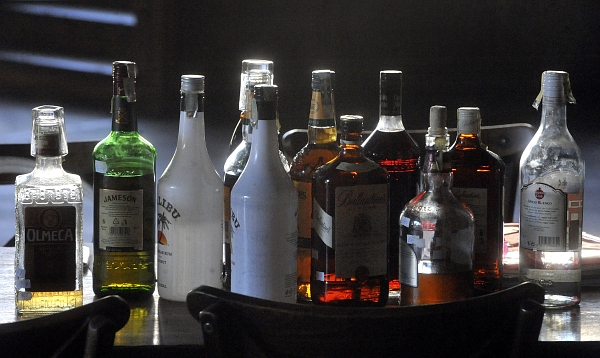 Lidé se stále bojí, že ve tvrdém alkoholu bude přítomen metanol. Lidé se stále bojí, že ve tvrdém alkoholu bude přítomen metanol.