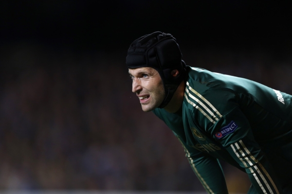 Fotbalisté Chelsea s Petrem Čechem v brance porazili ve šlágru anglické ligy Arsenal na jeho hřišti 2:1 a upevnili si první místo v tabulce. Fotbalisté Chelsea s Petrem Čechem v brance porazili ve šlágru anglické ligy Arsenal na jeho hřišti 2:1 a upevnili si první místo v tabulce.