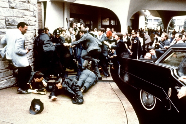 Reagan byl 30. března 1981 americkým prezidentem pouhých deset týdnů, když ho při odchodu z washingtonského hotelu Hilton zasáhla střela útočníka Johna Hinckleyho do hrudi. Reagan byl 30. března 1981 americkým prezidentem pouhých deset týdnů, když ho při odchodu z washingtonského hotelu Hilton zasáhla střela útočníka Johna Hinckleyho do hrudi.