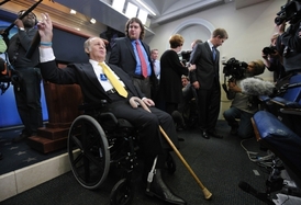 Reaganův tajemník Brady po útoku zůstal ochrnutý.