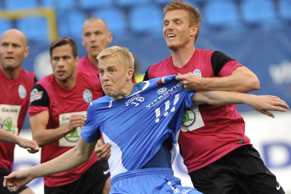Zleva vpředu Michal Frydrych (B), Tomáš Janíček (MB). Zleva vpředu Michal Frydrych (B), Tomáš Janíček (MB).