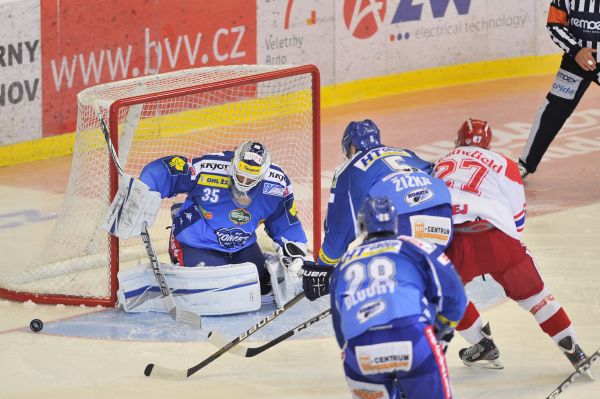 Zleva brankář Komety Jiří Trvaj, útočník Radek Dlouhý, obránce Tomáš Žižka a budějovický útočník Rastislav Dej. Zleva brankář Komety Jiří Trvaj, útočník Radek Dlouhý, obránce Tomáš Žižka a budějovický útočník Rastislav Dej.