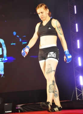 MMA nabízí také tvrdé souboje žen.