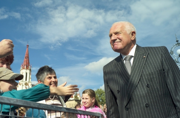 Prezident na otevření nového mostu v Chrastavě, kde na něj mladý útočník vystřelil. Prezident na otevření nového mostu v Chrastavě, kde na něj mladý útočník vystřelil.