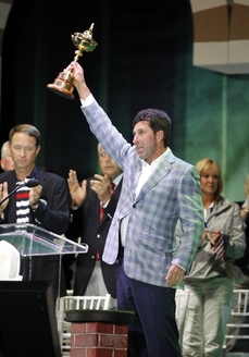 Trenér golfistů Evropy Jose Maria Olazabal přijímá vítěznou trofej Ryder Cupu.