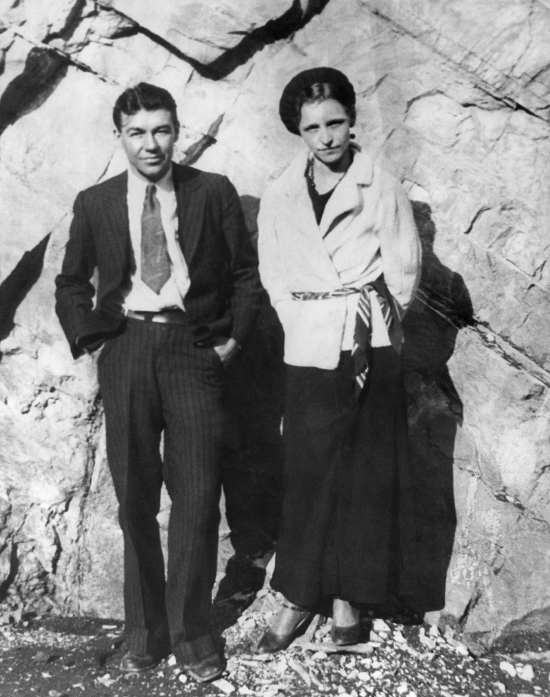 Bonnie a Clyde se seznámili v roce 1930 v Texasu. Bonnie a Clyde se seznámili v roce 1930 v Texasu.
