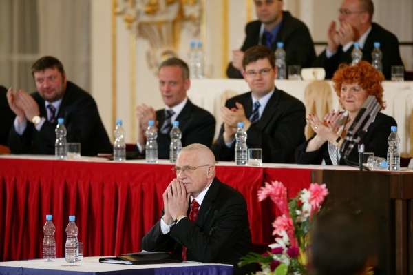 Posledního prezidenta volili poslanci a senátoři. Vyhrál Václav Klaus.
