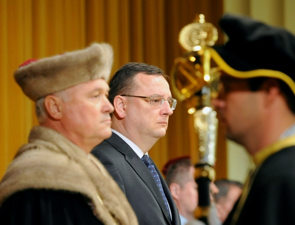 Premiér Petr Nečas zahájil 1. října na České zemědělské universitě (ČZU) akademický rok. Vlevo je rektor ČZU Jiří Balík. Premiér Petr Nečas zahájil 1. října na České zemědělské universitě (ČZU) akademický rok. Vlevo je rektor ČZU Jiří Balík.