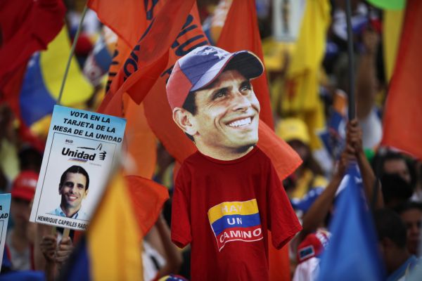 Dav Caprilesových příznivců zcela zaplnil Bolívarovu třídu, nejširší bulvár v Caracasu.