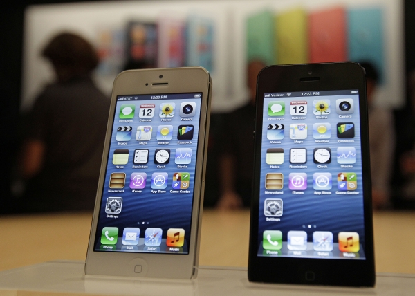 iPhone 5 se stává u českých operátorů nedostatkovým zbožím. iPhone 5 se stává u českých operátorů nedostatkovým zbožím.