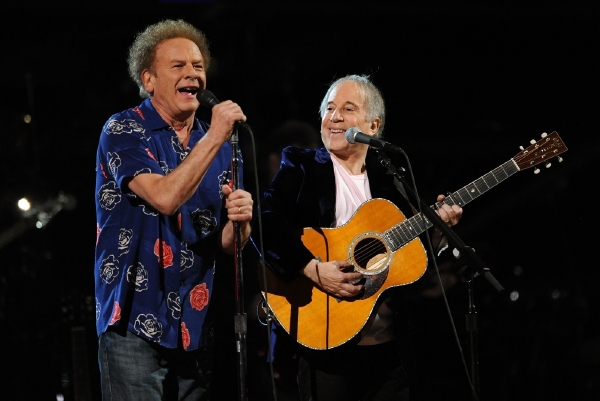 Art Garfunkel je známý především jako polovina písničkářské dvojice Simon & Garfunkel, kterou vytvořil s Paulem Simonem. 