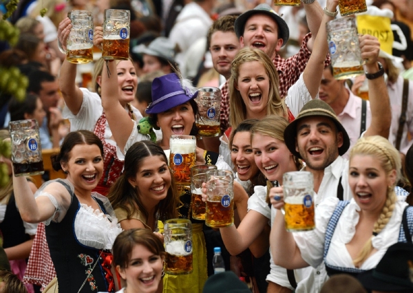 I přes zvyšující se cenu piva jezdí na Oktoberfest stále více lidí. Lékaři mají pohotovost.