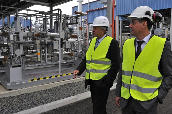 Zleva jednatel Net4Gas Jan Nehoda a majitel skupiny KKCG Karel Komárek před novým zásobníkem plynu. Zleva jednatel Net4Gas Jan Nehoda a majitel skupiny KKCG Karel Komárek před novým zásobníkem plynu.