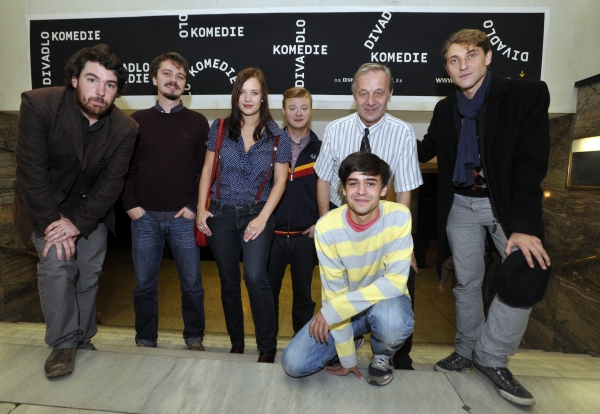 Divadlo komedie představí šest novinek. Zleva režisér Vojtěch Štěpánek, herec Jakub Chromeček, herečka Kristýna Leichtová, herec Filip Kaňkovský, herec Jan Hofman, umělecký šéf Jan Novotný a herec Petr Janišta. Divadlo komedie představí šest novinek. Zleva režisér Vojtěch Štěpánek, herec Jakub Chromeček, herečka Kristýna Leichtová, herec Filip Kaňkovský, herec Jan Hofman, umělecký šéf Jan Novotný a herec Petr Janišta.