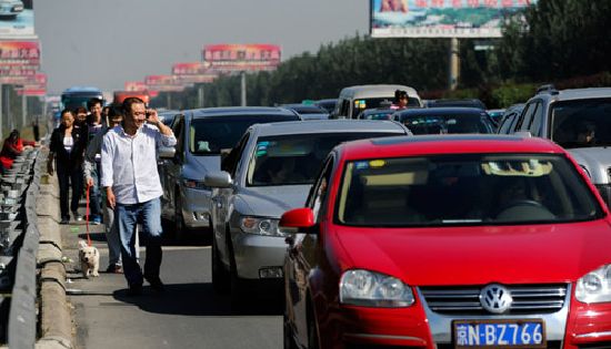 Čínské úřady poprvé po deseti letech prominuly řidičům placení dálničních poplatků.