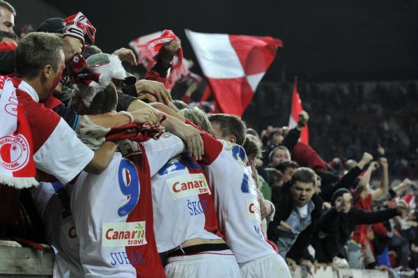 Radost hráčů Slavie po derby.