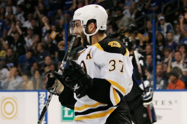 Hvězdnou posilu z NHL získalo švýcarské Lugano, které se dohodlo s kanadským útočníkem Bostonu Bruins Patricem Bergeronem. Hvězdnou posilu z NHL získalo švýcarské Lugano, které se dohodlo s kanadským útočníkem Bostonu Bruins Patricem Bergeronem.