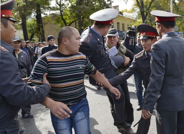 Policie proti útočníkům tvrdě zasáhla střelbou a slzným plynem a situaci má po přivolání posil pod kontrolou.
