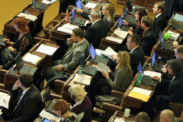 Snižují si platy, omezují imunitu - přesto poslanci ztrácejí popularitu.