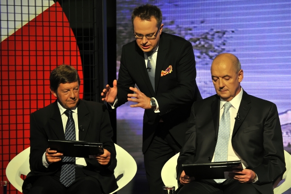 Vojtěch Adam (vlevo) a Jiří Crha (vpravo) vystoupili v diskusním pořadu České televize Otázky Václava Moravce speciál, který se před krajskými volbami živě vysílal 2. října z Brna. Vojtěch Adam (vlevo) a Jiří Crha (vpravo) vystoupili v diskusním pořadu České televize Otázky Václava Moravce speciál, který se před krajskými volbami živě vysílal 2. října z Brna.