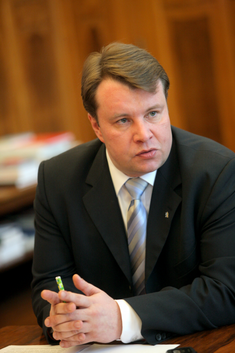 Kvůli nejasnostem s finančními transakcemi skončil ministr průmyslu Martin Kocourek. 