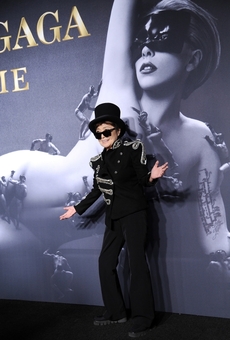 Yoko Ono jde stále s dobou. Na akci Lady Gaga.