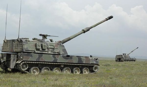 Turecké houfnice na hranici se Sýrií. Turecké houfnice na hranici se Sýrií.
