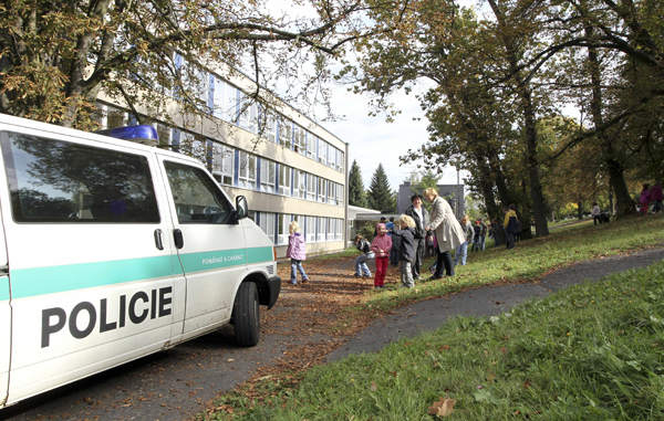 Hasiči evakuovali kvůli podezření na únik plynu základní školu. Hasiči evakuovali kvůli podezření na únik plynu základní školu.