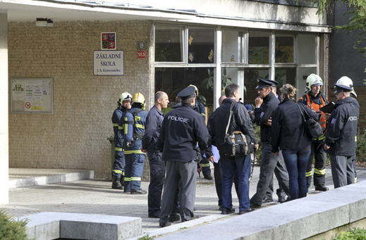 Na místo dorazili policisté i hasiči. Na místo dorazili policisté i hasiči.