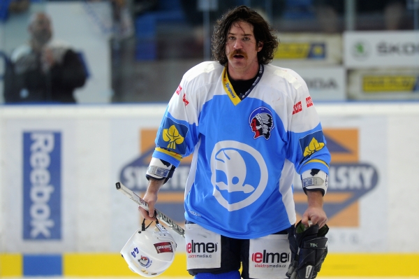 Hokejový útočník Ryan Hollweg z Plzně bude až do patnáctého extraligového kola chybět v sestavě Plzně.