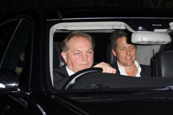 Hugh Grant při příjezdu na narozeninovou party. Hugh Grant při příjezdu na narozeninovou party.