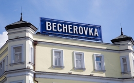 Zákaz se vztahuje na lihoviny s obsahem alkoholu nad 20 procent. Likérka Becherovka zareagovala a vytvořila limitovanou edici Becherovky Lemond s 19 procenty.