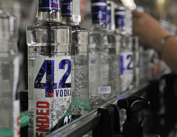 Ačkoliv v obchodní síti na Slovensku se výskyt alkoholu s nadměrným množstvím nebezpečného metanolu nepotvrdil, produkty tradičních výrobců jsou stále ve skladech. 