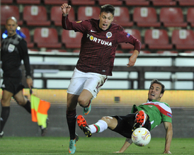 Zleva Václav Kadlec z AC Sparta Praha a Gaizka Toquero z týmu Athletic Bilbao.