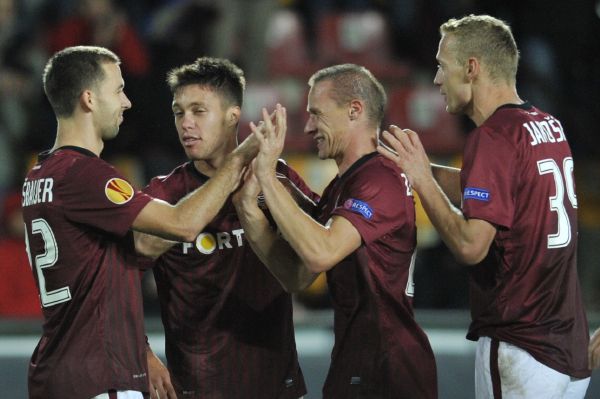 Josef Hušbauer (vlevo) z AC Sparta Praha přijímá gratulaci spoluhráčů ke gólu. Zleva Václav Kadlec, Tomáš Zápotočný a Jiří Jarošík.