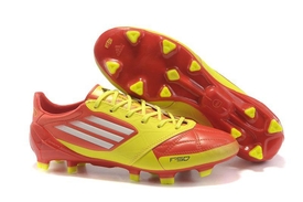 Kopačky Adidas miCoach dokážou změřit, kolik kilometrů fotbalista během zápasu uběhne.