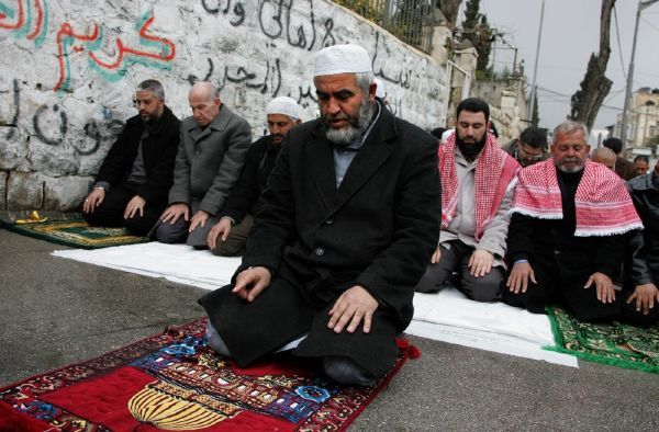 Modlení v muslimské čtvrti Jeruzaléma.
