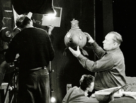 Karel Zeman s ponorkou z Vynálezu zkázy.