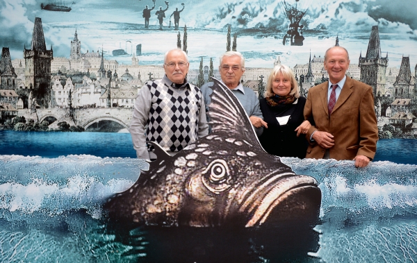Muzeum Karla Zemana bylo otevřeno 4. října v Praze. Na snímku jsou představitelé titulních rolí v Zemanově filmu Cesta do pravěku (zleva) Petr Herman, Zdeněk Husták a Josef Lukáš s dcerou Karla Zemana Ludmilou.
