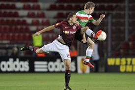 Zleva Mario Holek z AC Sparta Praha a Iker Muniain z týmu Athletic Bilbao.