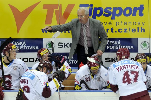 Trenér Sparty Václav Sýkora udílí pokyny v novém klubu.