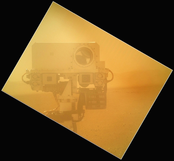 Snímek vozítka Curiosity na Marsu. Snímek vozítka Curiosity na Marsu.