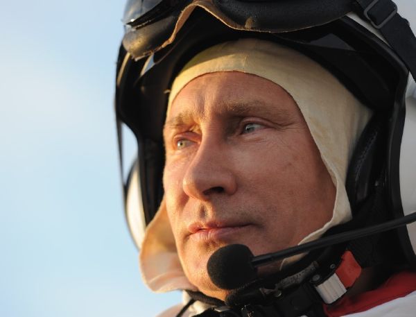 "Ošklivák" Putin se připravuje na let motorovým rogalem. 