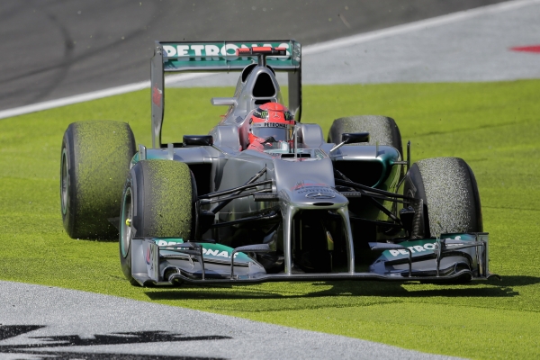 Michael Schumacher skončil při tréninku v Suzuce mimo trať.