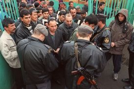 Policisté v Moskvě kontrolují na jednom nádraží v Moskvě dokumenty Kavkazanů.